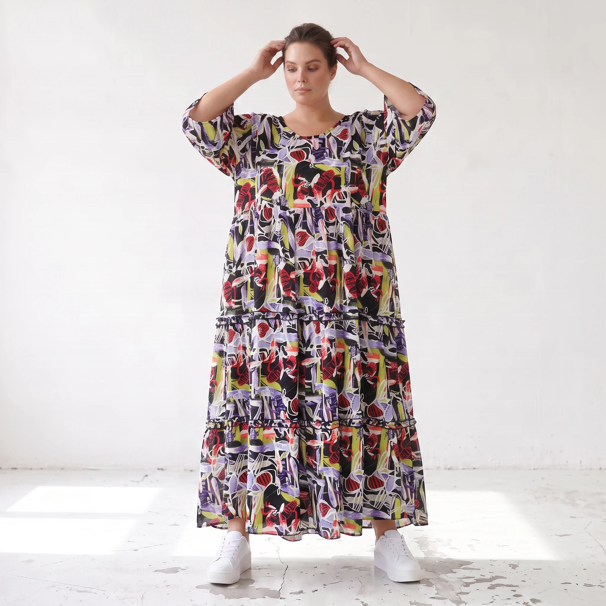 Fließendes Sommerkleid in Schwarz aus zartem Viskose Popeline mit gerüschtem Stufenvolant