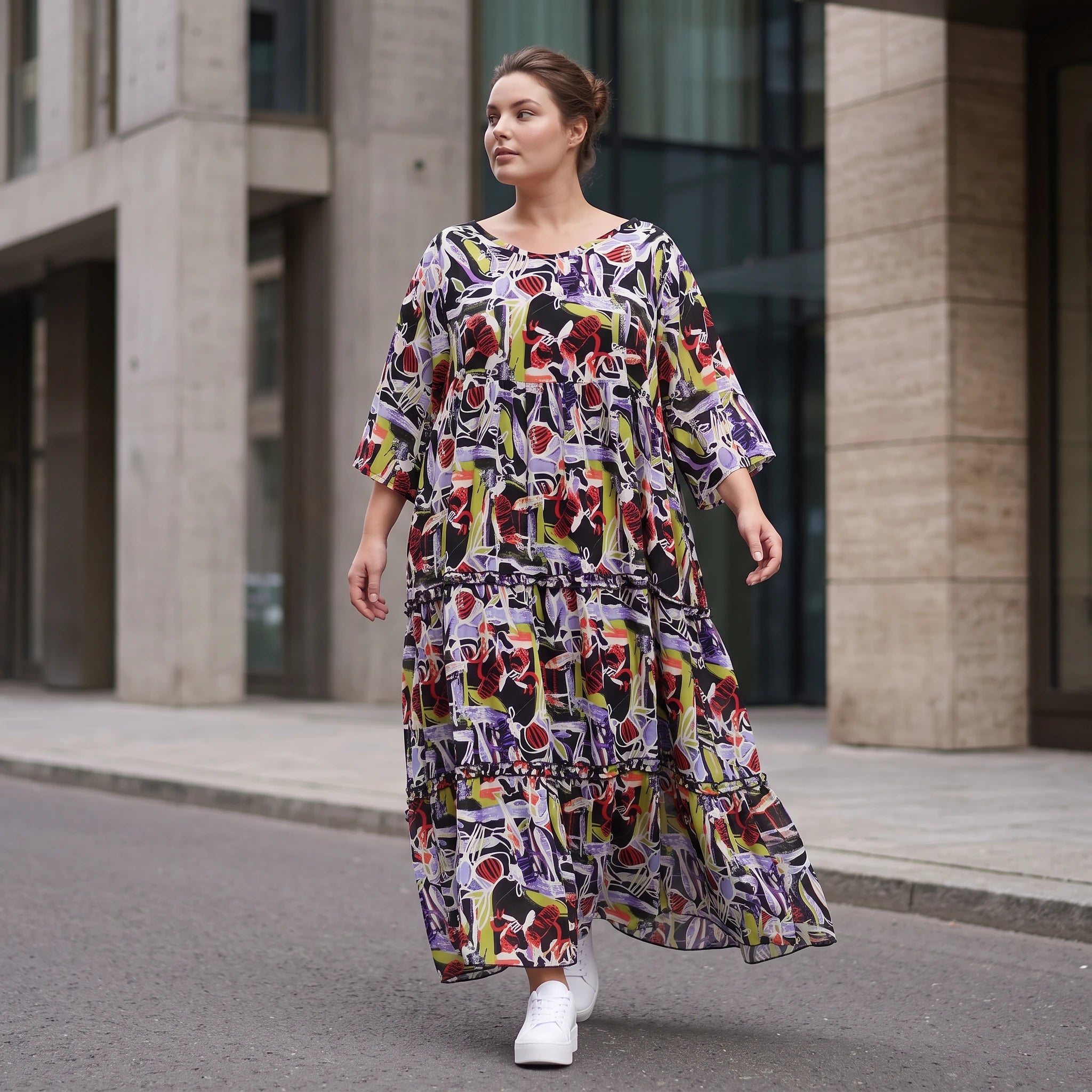 Fließendes Sommerkleid in Schwarz aus zartem Viskose Popeline mit gerüschtem Stufenvolant
