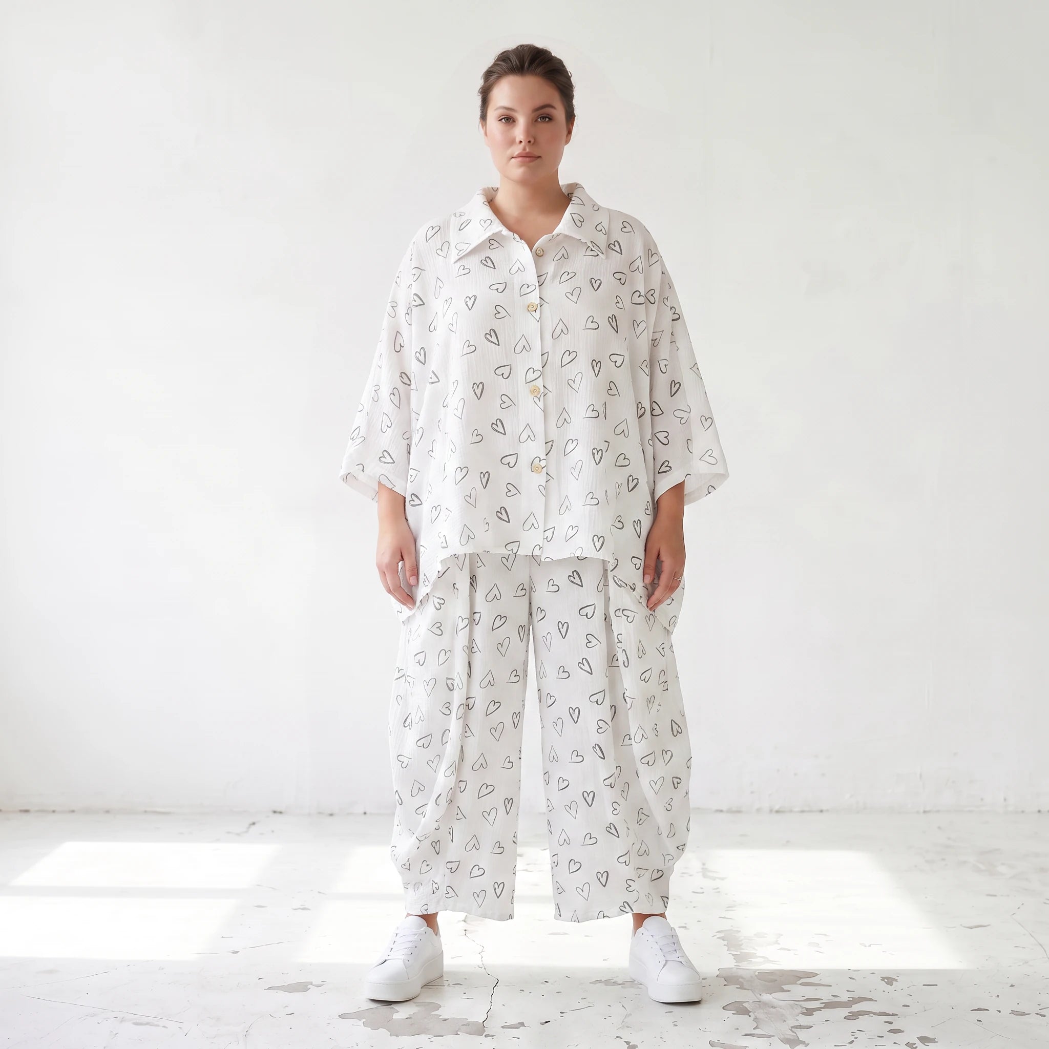 Luftige Mousseline Bluse in Weiß/Schwarz mit klassischem Hemdkragen und Knopfverschluss