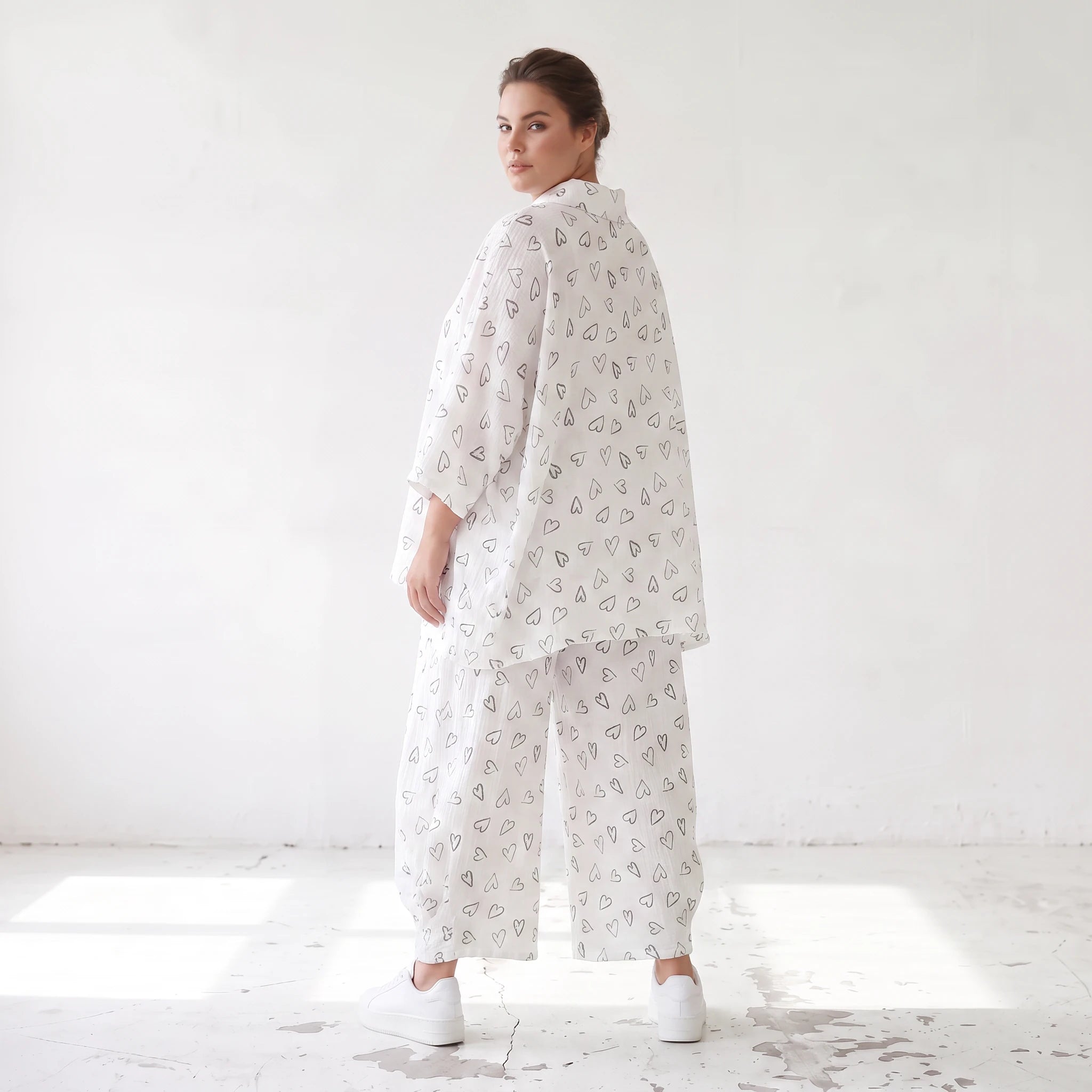 Luftige Mousseline Bluse in Weiß/Schwarz mit klassischem Hemdkragen und Knopfverschluss