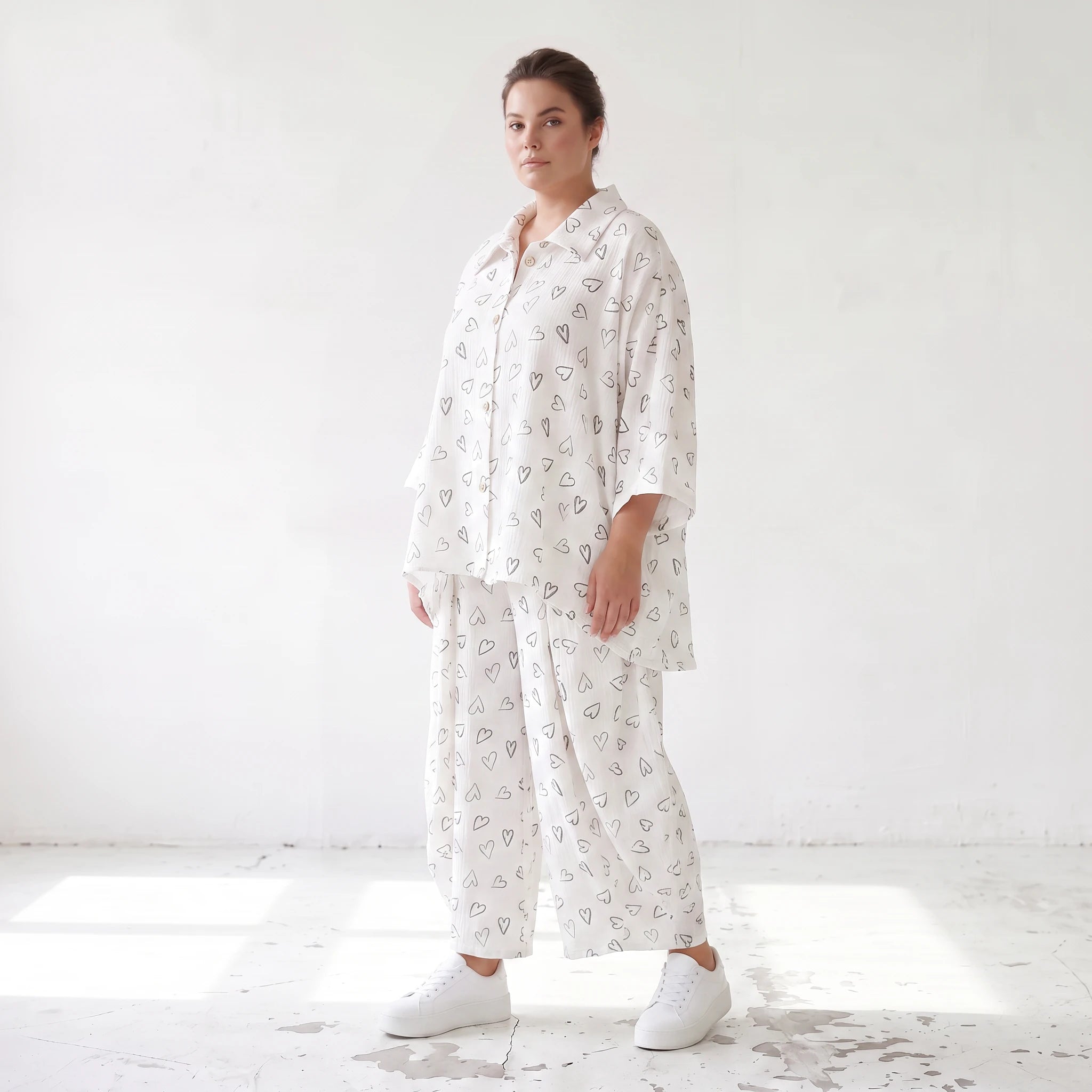 Luftige Mousseline Bluse in Weiß/Schwarz mit klassischem Hemdkragen und Knopfverschluss