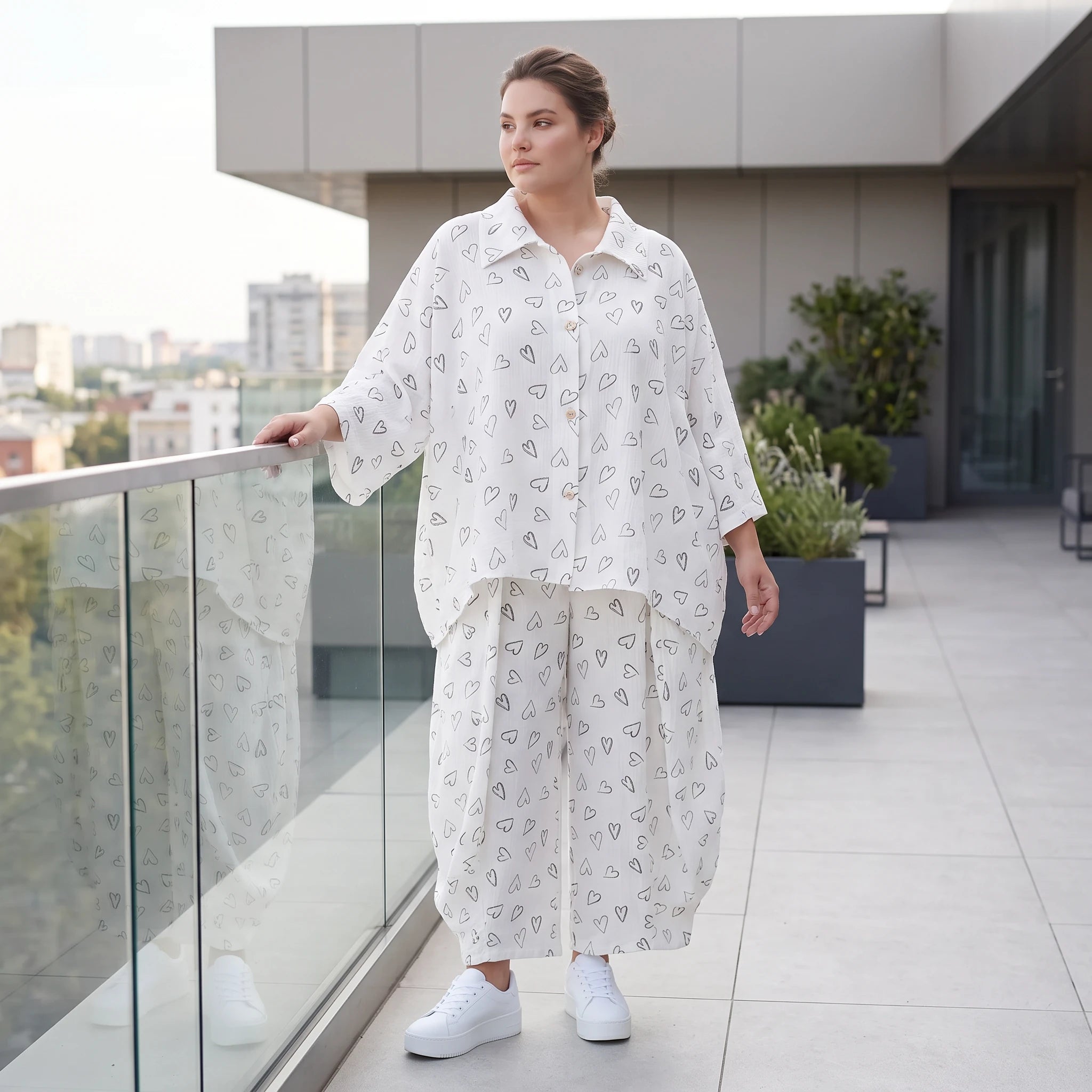 Luftige Mousseline Bluse in Weiß/Schwarz mit klassischem Hemdkragen und Knopfverschluss