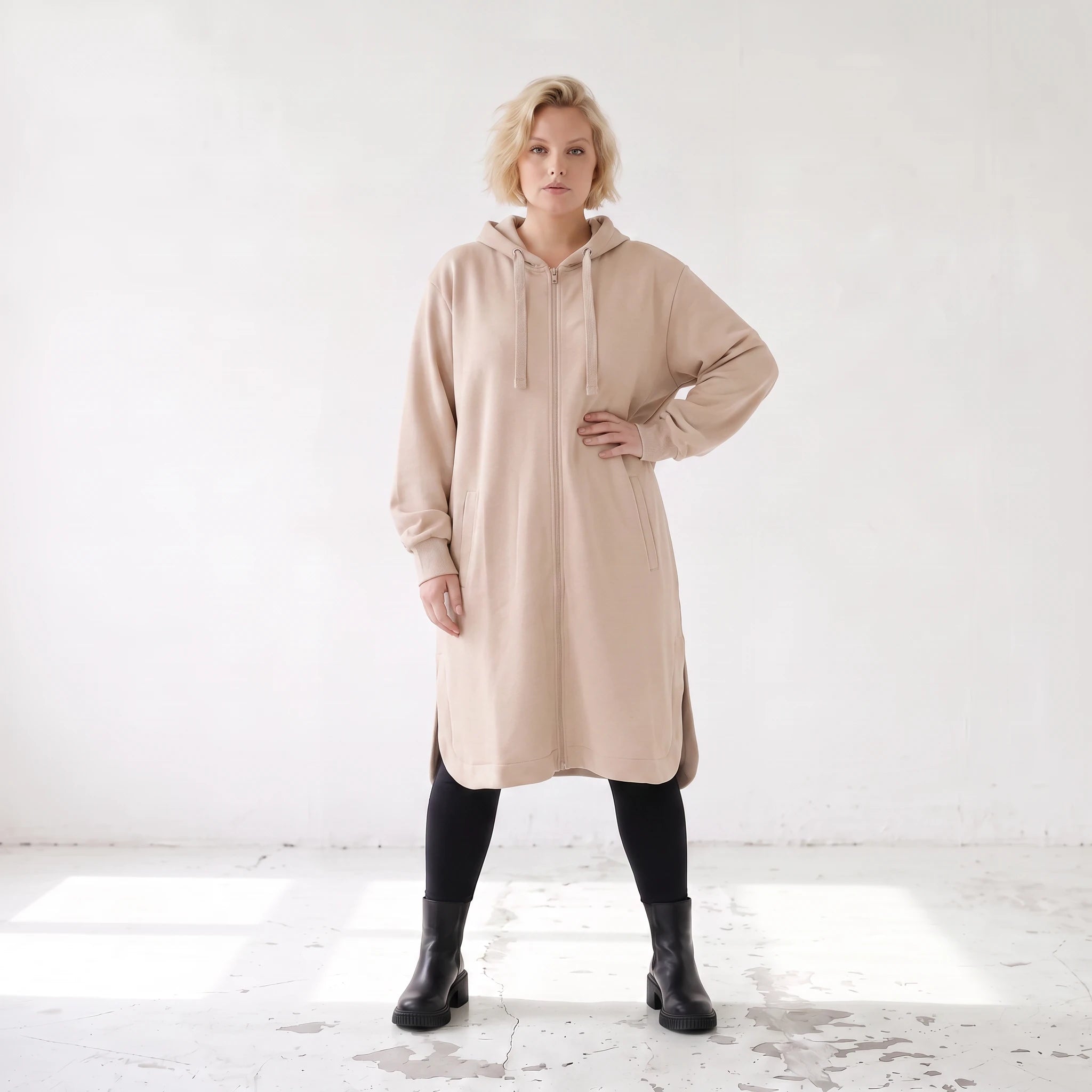 Sandfarbene weiche Kapuzenjacke aus French Terry mit Fleece-Innenseite gerade geschnitten