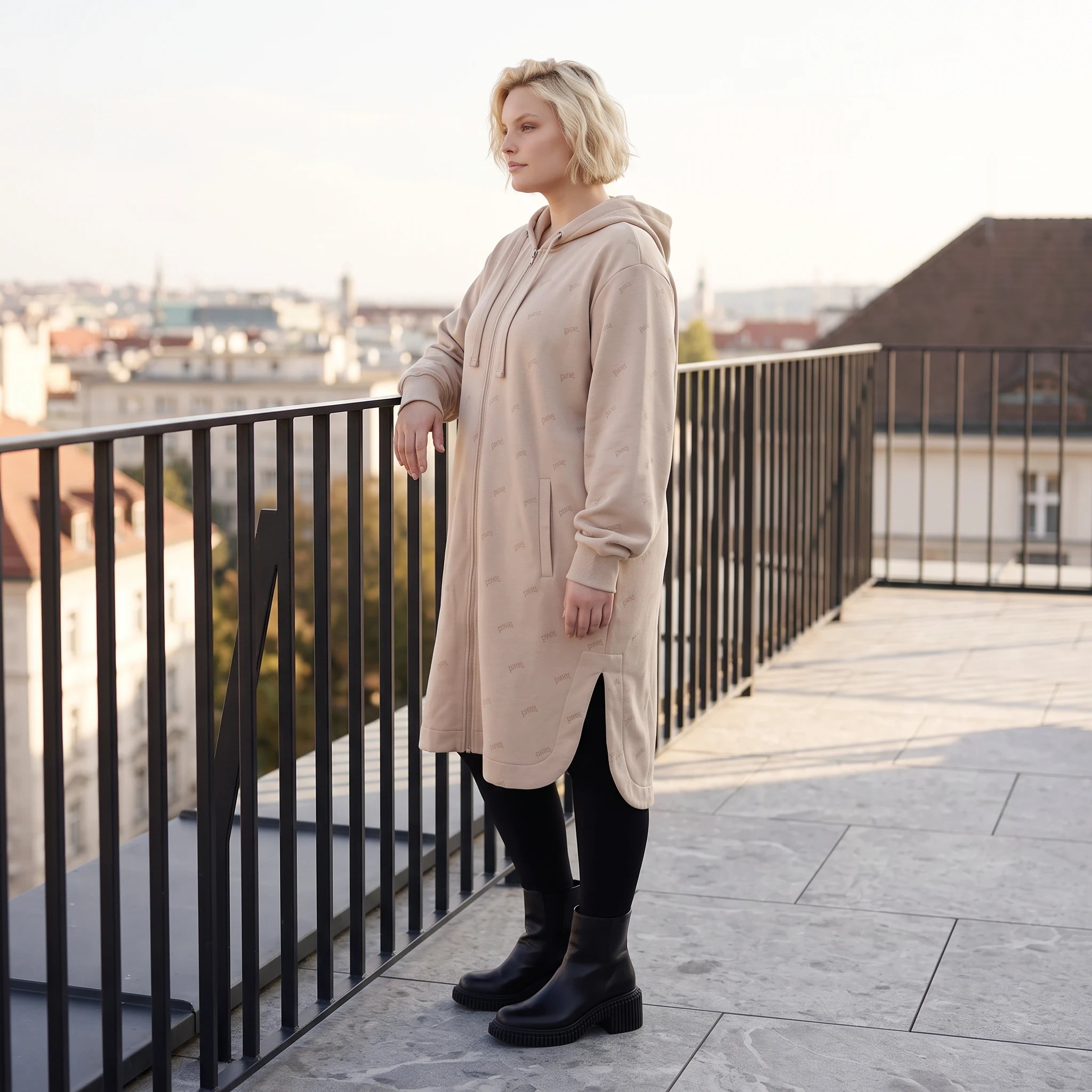 Sandfarbene weiche Kapuzenjacke aus French Terry mit Fleece-Innenseite gerade geschnitten