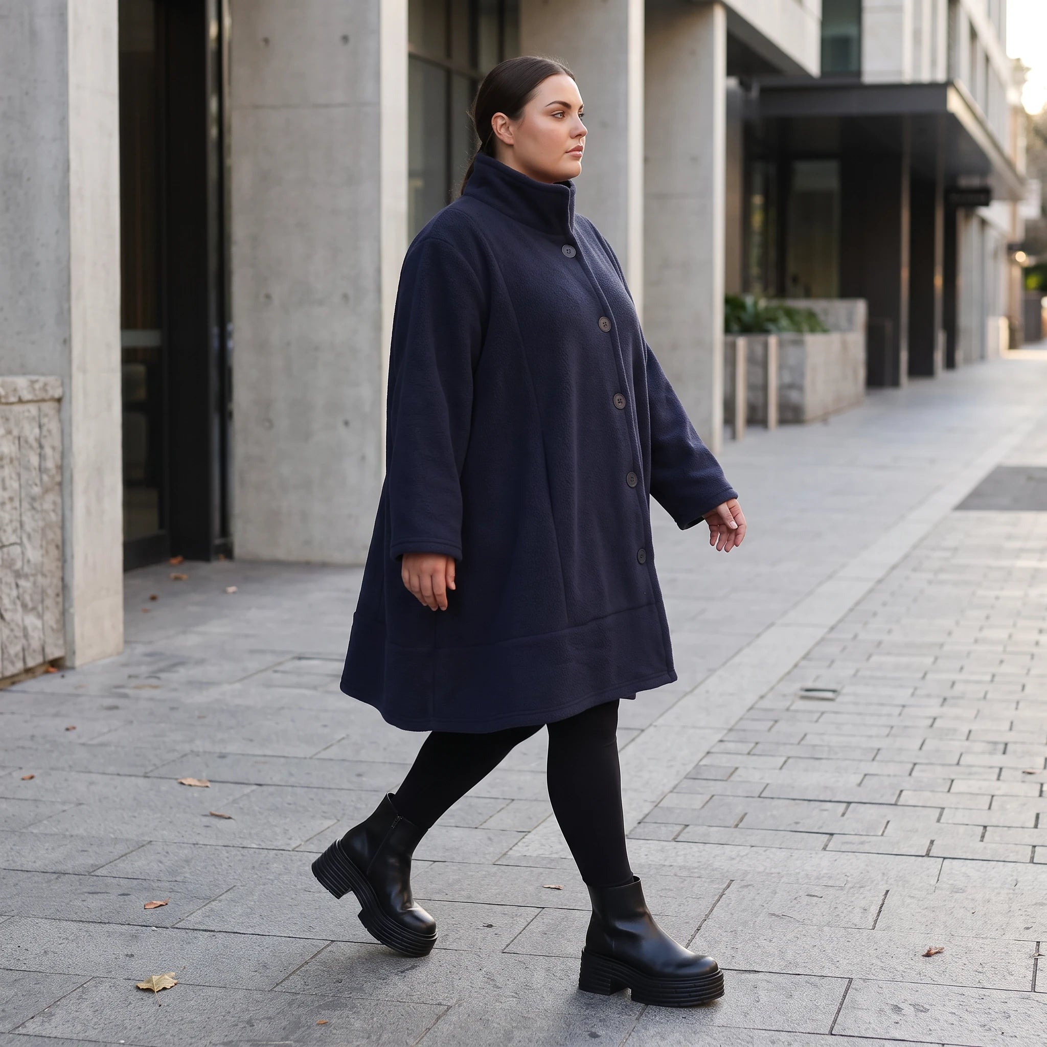 Marine Teddyjacke aus Flauschstoff in A-Linie mit Kellerfalte am Rücken warm und weich