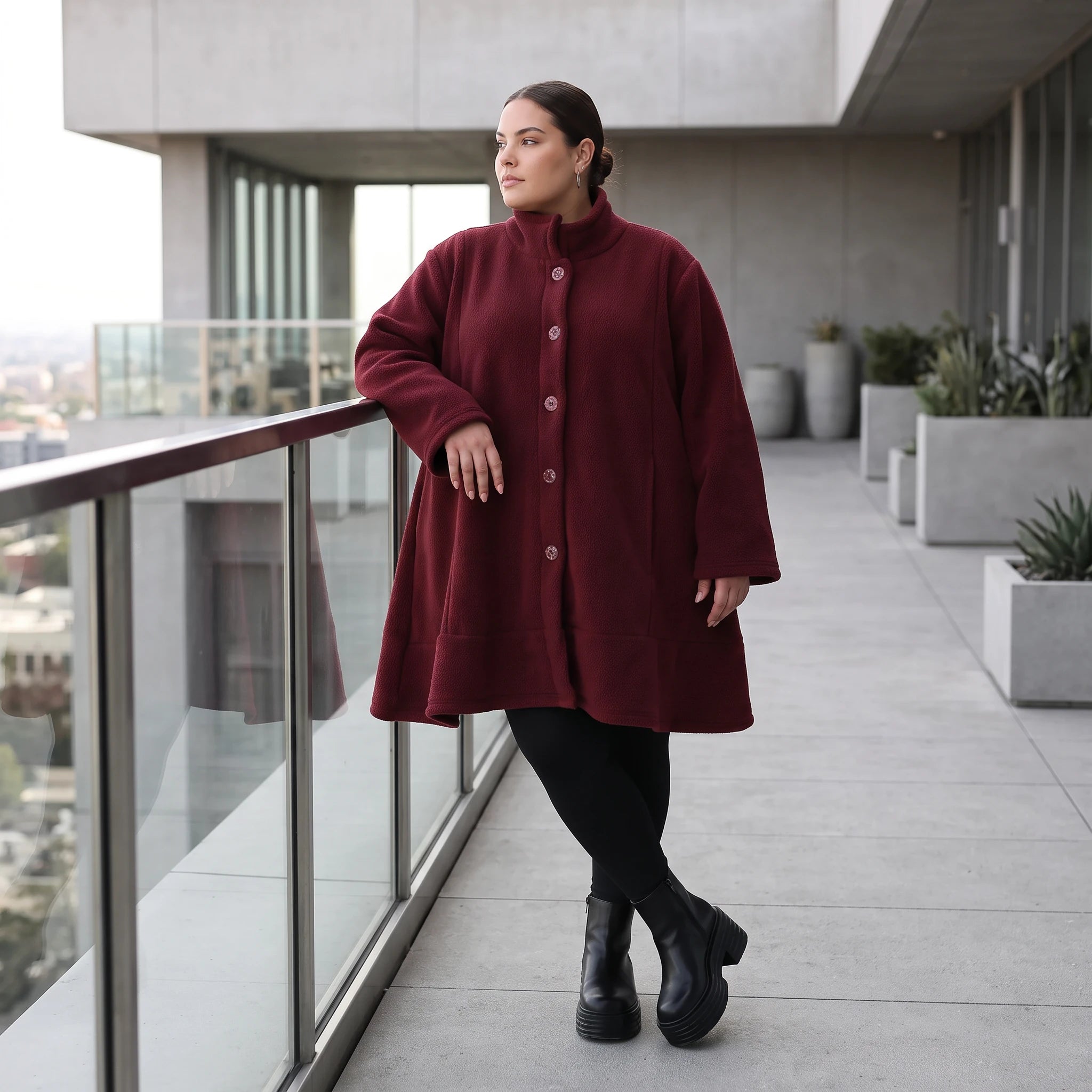 warme Teddyjacke in Weinrot mit Stehkragen und Knopfverschluss in femininer A-Linie