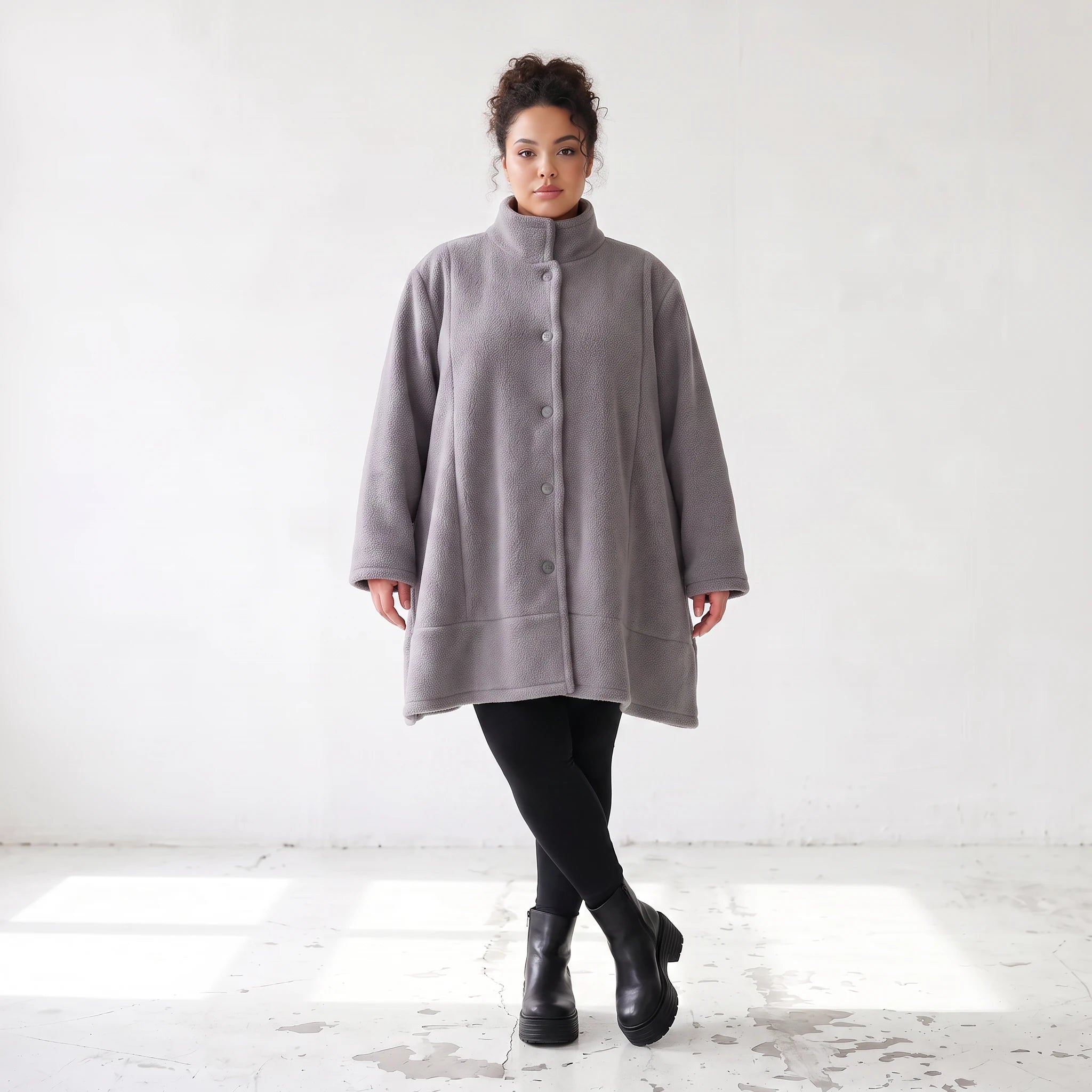 Graue Teddyjacke in A-Linie mit Stehkragen Knopfleiste Kellerfalte und Taschen warm
