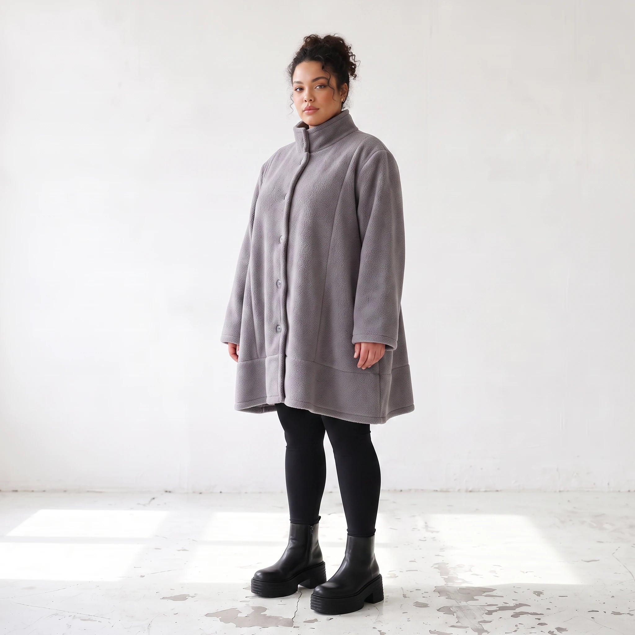 Graue Teddyjacke in A-Linie mit Stehkragen Knopfleiste Kellerfalte und Taschen warm