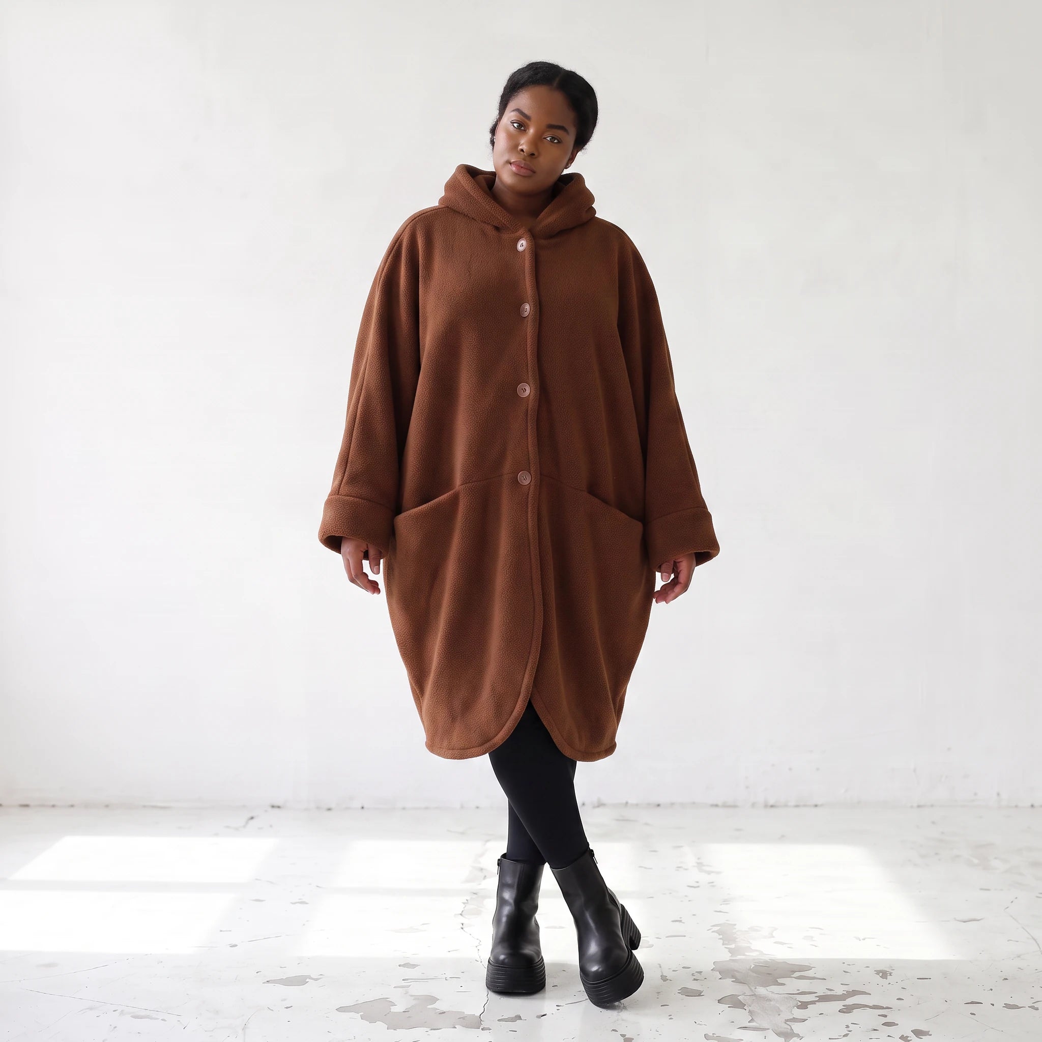 Teddymantel in Beige mit Kapuze Knopfverschluss Taschen und geradem Schnitt warm weich