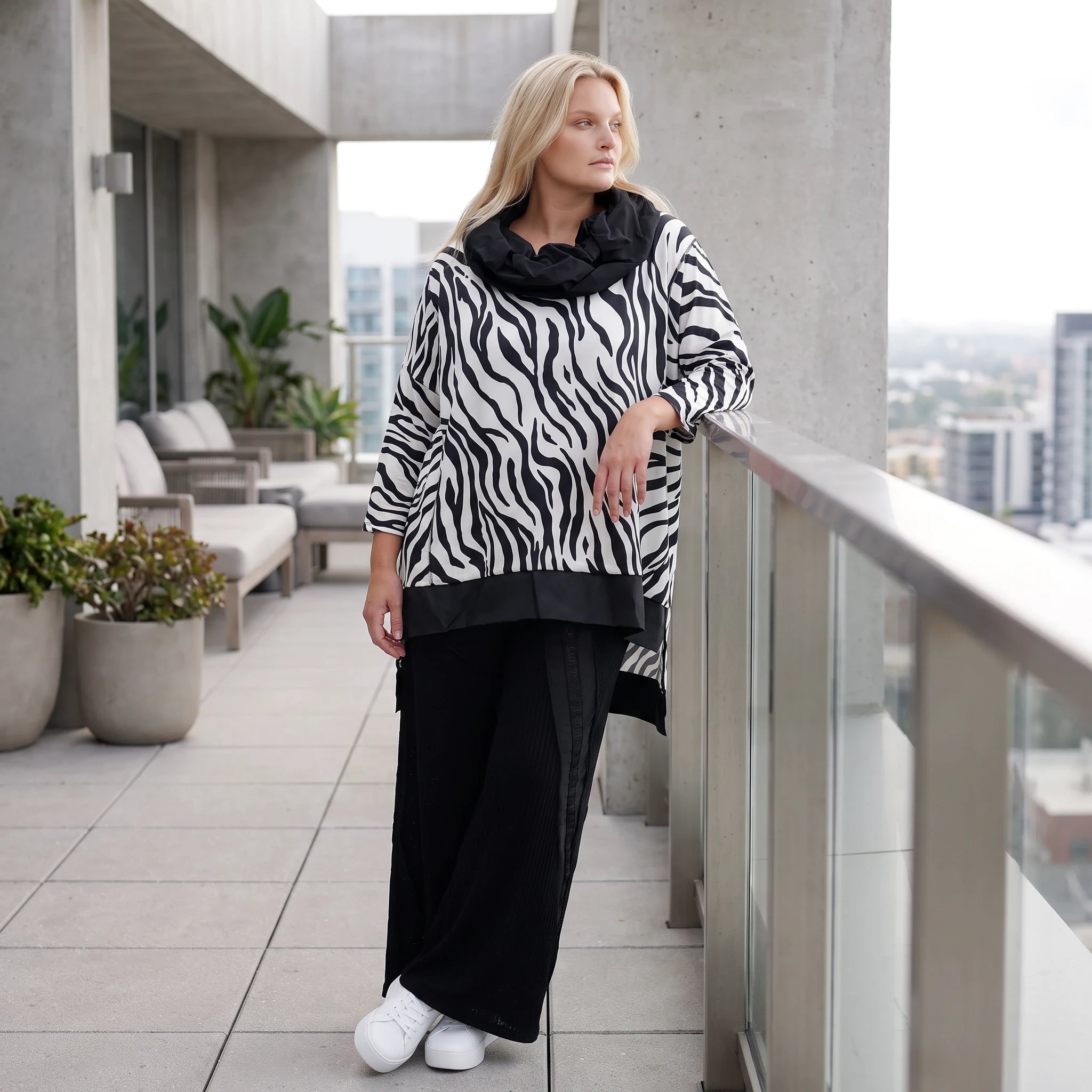 Damen Shirt Lagenlook Viskose Schwarz/Weiß, asymmetrisch, Langarm, Kapuze, Oversize große Größen – AKH Premium