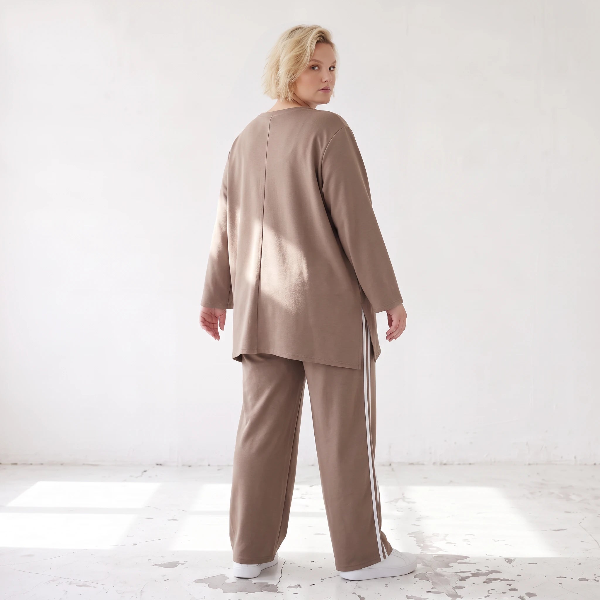 Longsleeve in Taupe aus French Terry mit Grafikprint und A-Linie im lässigen Streetstyle