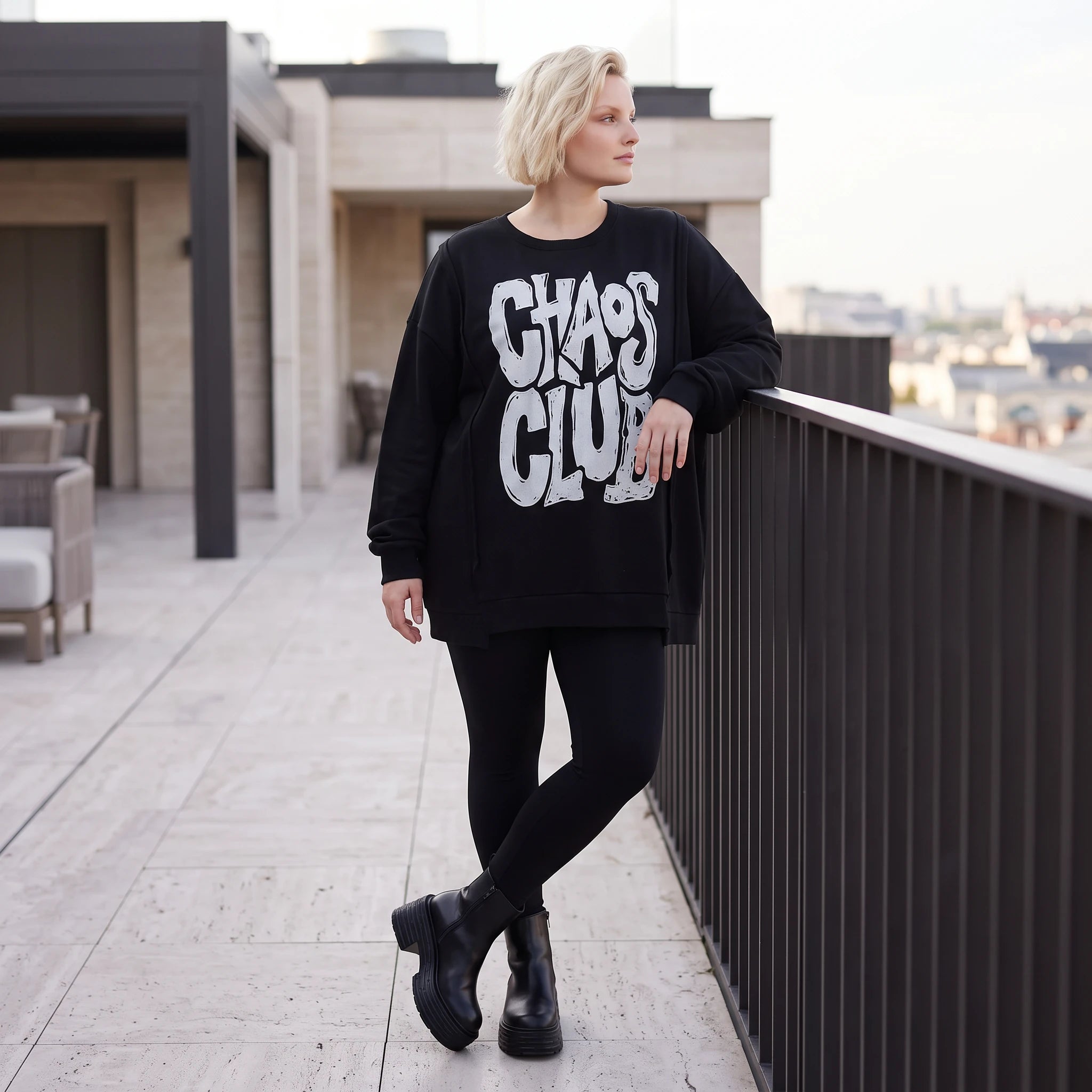 Statementshirt aus French Terry mit Chaos Club Print kastig und vorne kürzer geschnitten