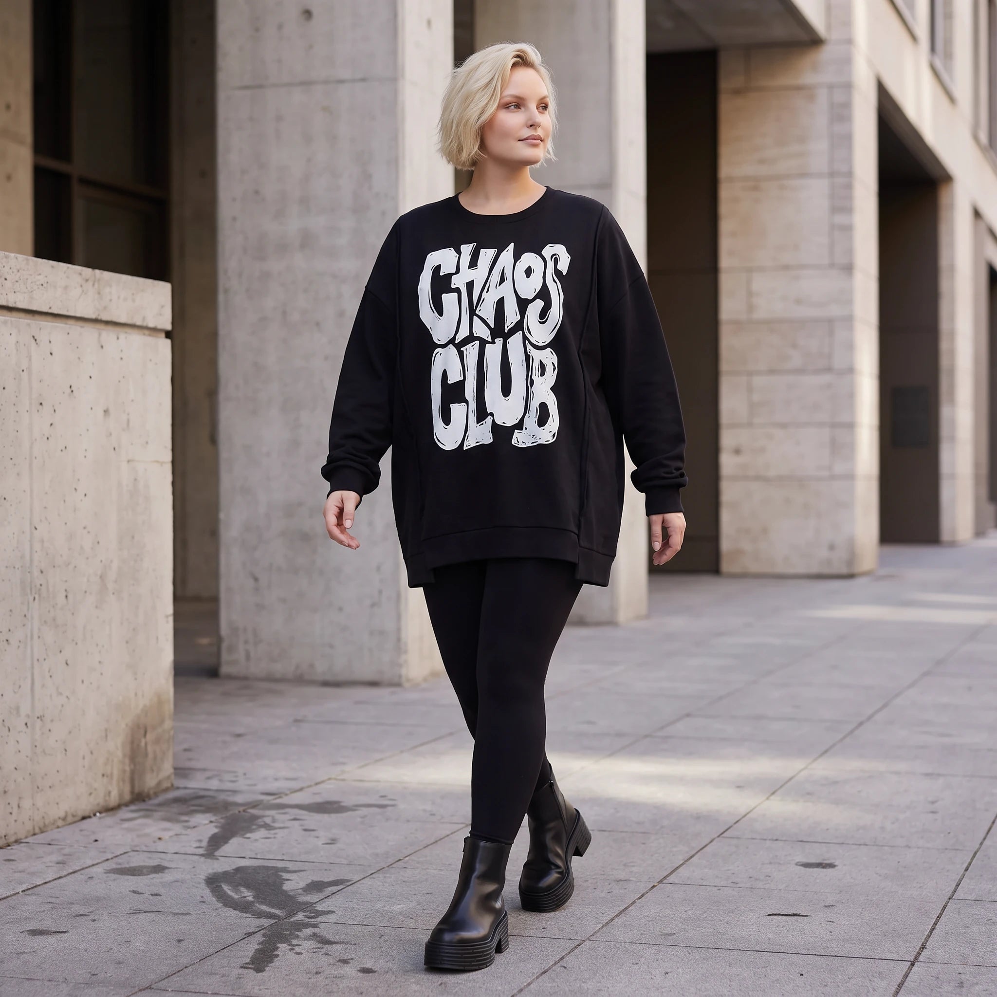 Statementshirt aus French Terry mit Chaos Club Print kastig und vorne kürzer geschnitten