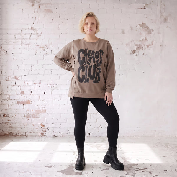 Streetwearshirt mit Chaos Club Print aus French Terry kastig mit Außennähten wärmend