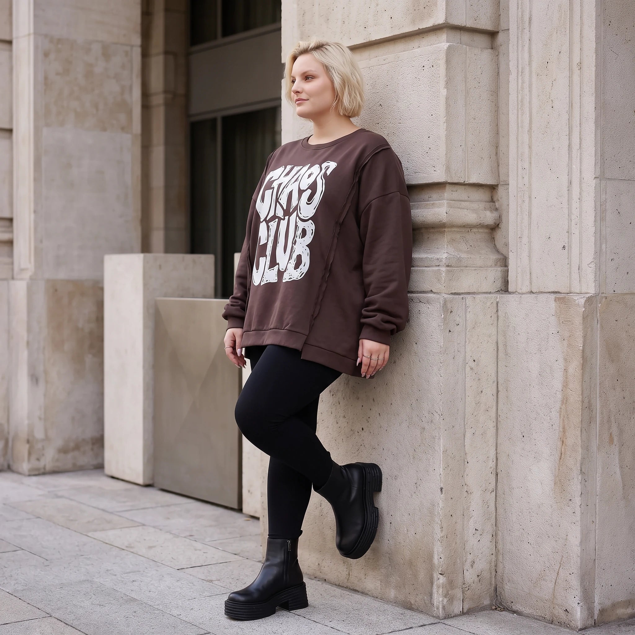 Braunes Sweatshirt mit Chaos Club Print aus French Terry und sichtbaren Außennähten
