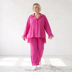 Fuchsia Stretchhose aus Travellergewebe mit geradem Bein Zierklappen und Overlocknaht