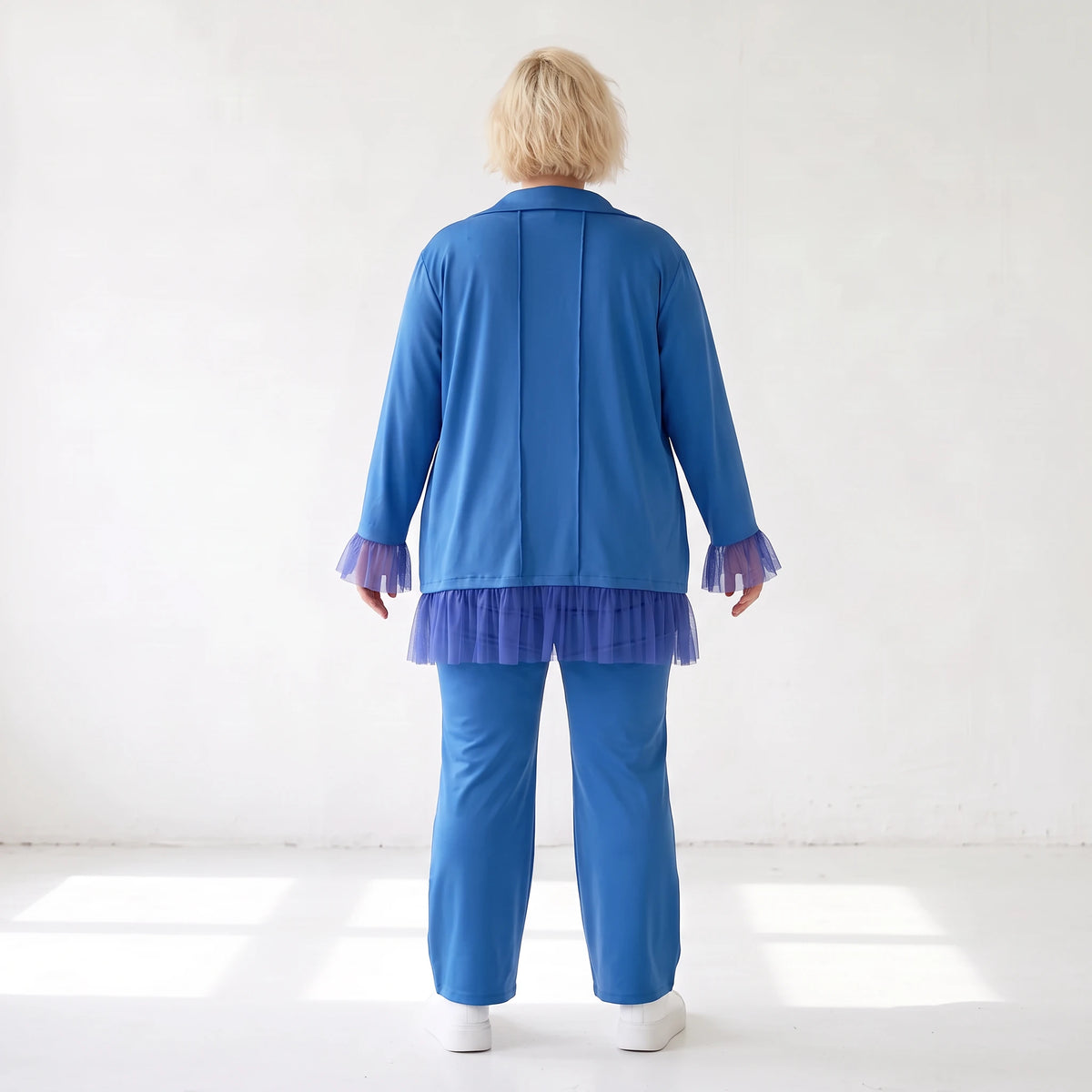 Royalblaue Travellerbluse in A-Linie mit Hemdkragen edler Tüll-Applikation und Nahttaschen