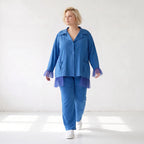 Royalblaue Travellerbluse in A-Linie mit Hemdkragen edler Tüll-Applikation und Nahttaschen