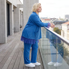Royalblaue Travellerbluse in A-Linie mit Hemdkragen edler Tüll-Applikation und Nahttaschen