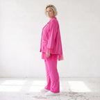 Fuchsia Travellerbluse mit Tüllbesatz und Overlocknaht leichte knitterarme Hemdbluse