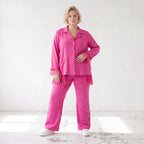 Fuchsia Travellerbluse mit Tüllbesatz und Overlocknaht leichte knitterarme Hemdbluse