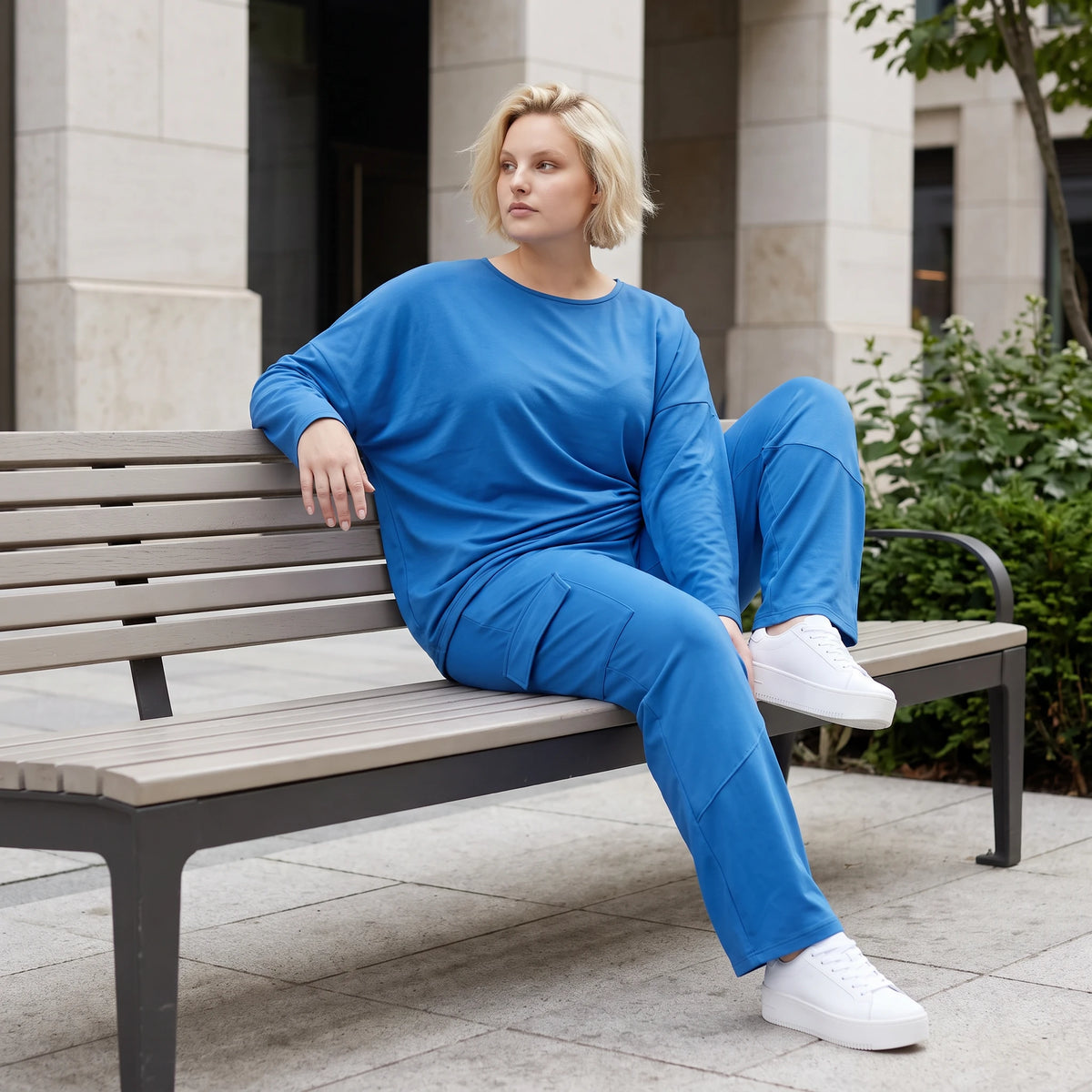 Royalblaues Langarmshirt in Travellerqualität mit Stretch kastigem Schnitt und Tunnelzug