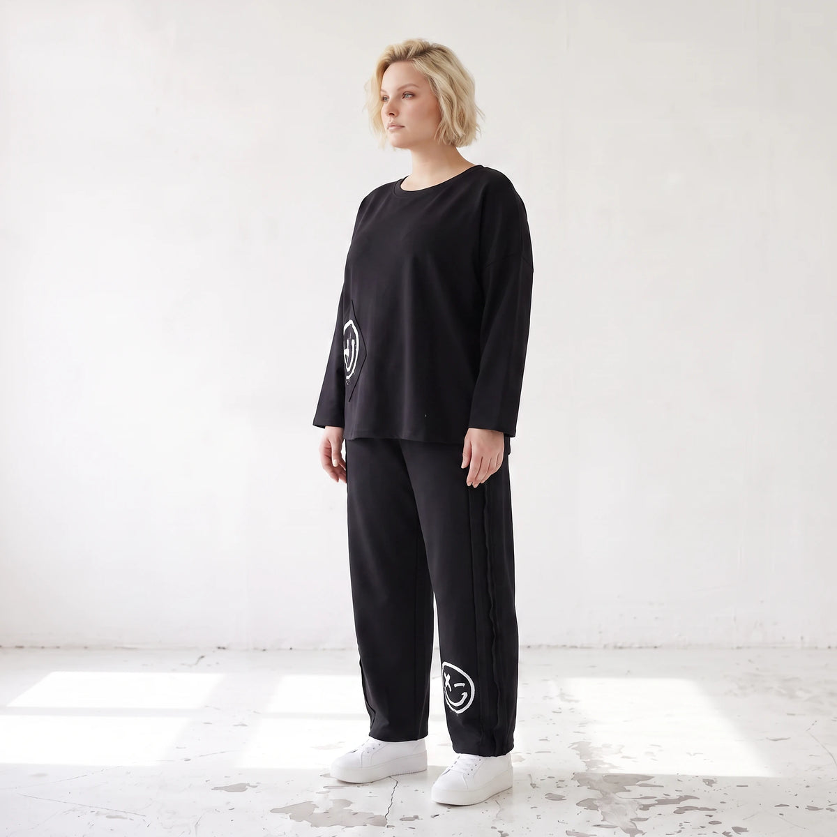 Ballonhose in Midnight Black aus French Terry mit Stretch und Smiley Detail vorn am Bein