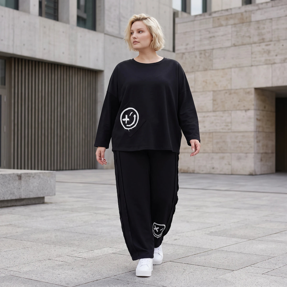 Ballonhose in Midnight Black aus French Terry mit Stretch und Smiley Detail vorn am Bein
