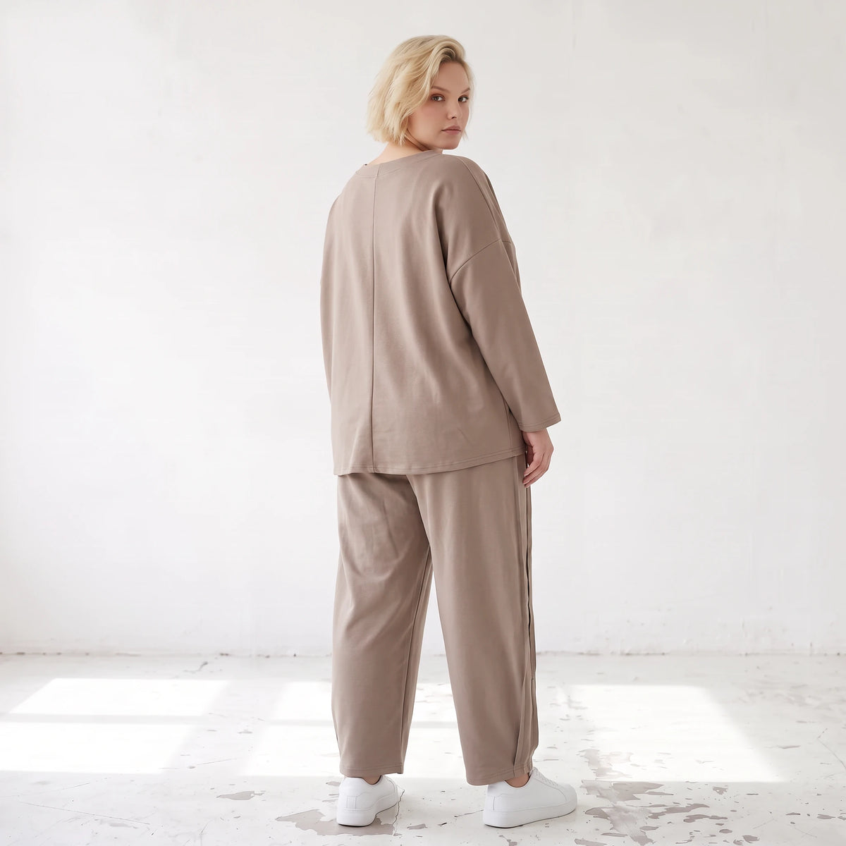 Taupe Ballonhose aus weichem French Terry mit Smileymuster Biesennähten und Dehnbund