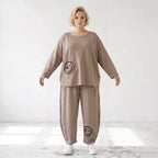 Taupe Ballonhose aus weichem French Terry mit Smileymuster Biesennähten und Dehnbund