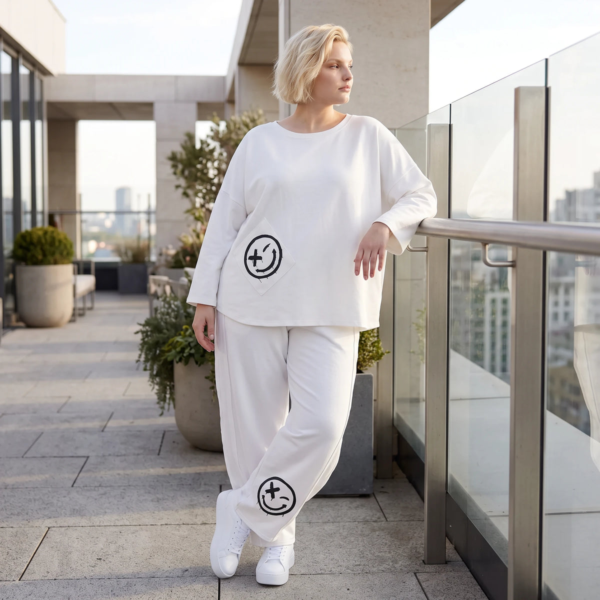 Snowwhite Ballonhose aus French Terry mit Smileydruck Biesennähten und bequemem Dehnbund