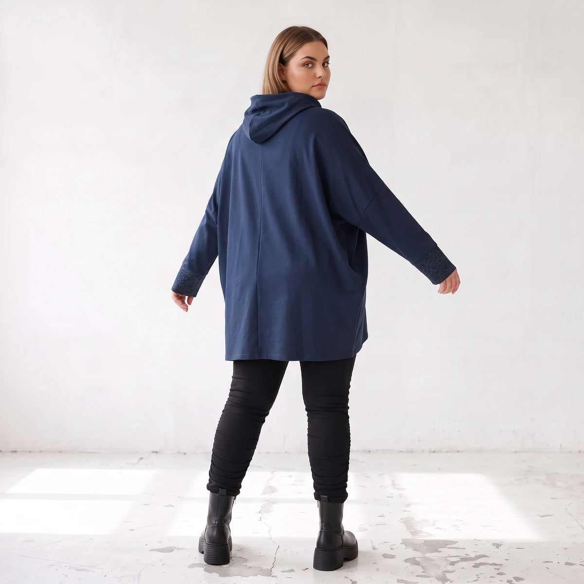 Dunkelblaues Kapuzensweatshirt mit Leoprint aus French Terry mit gerader Silhouette