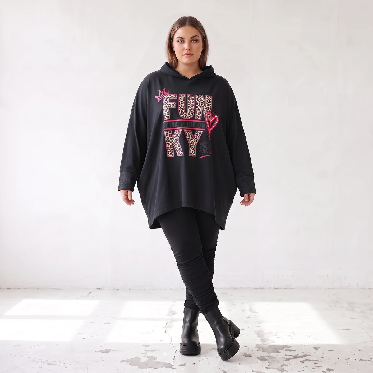 Schwarzer Kapuzenpulli mit Leo Print aus softem French Terry mit Kapuze Seitentaschen
