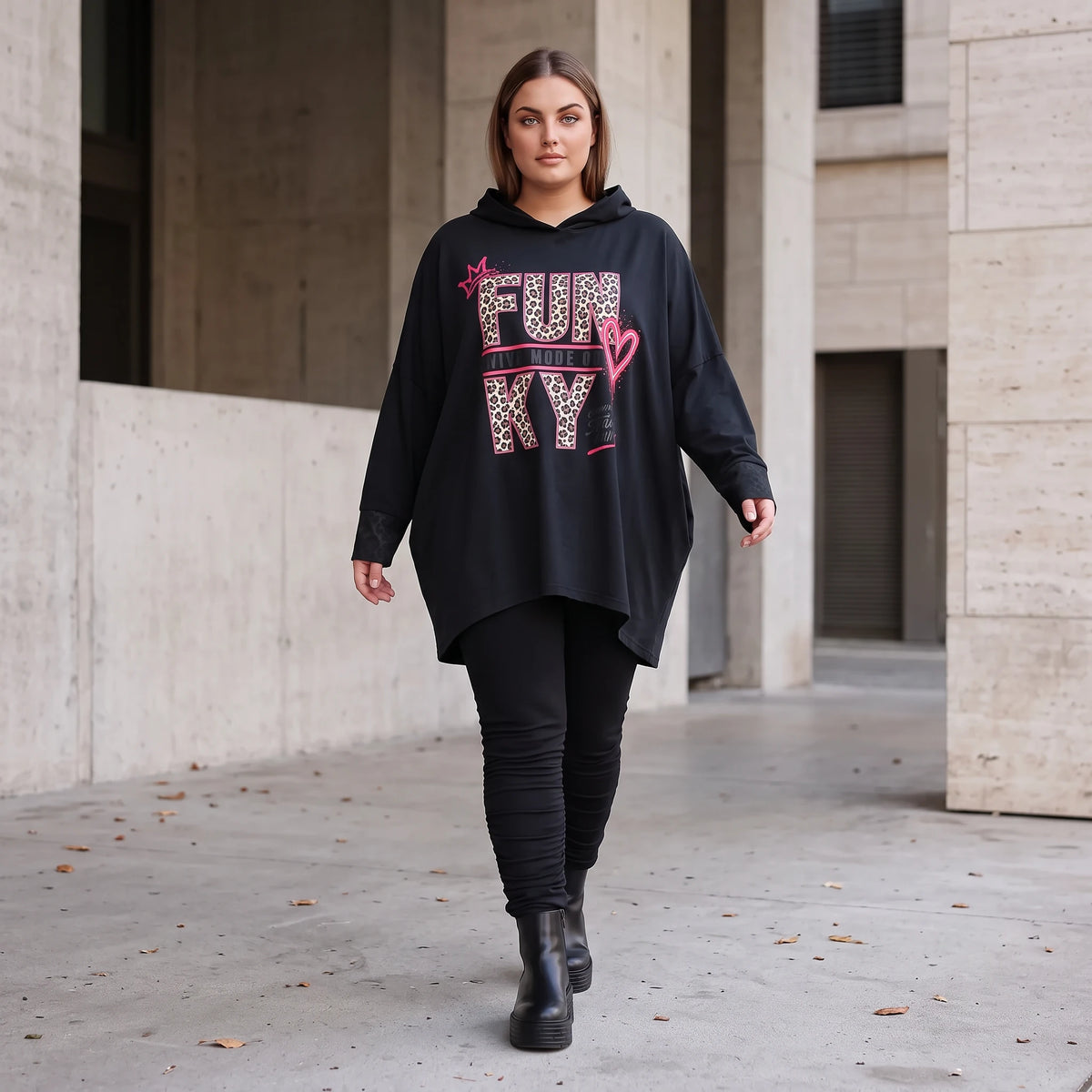 Schwarzer Kapuzenpulli mit Leo Print aus softem French Terry mit Kapuze Seitentaschen