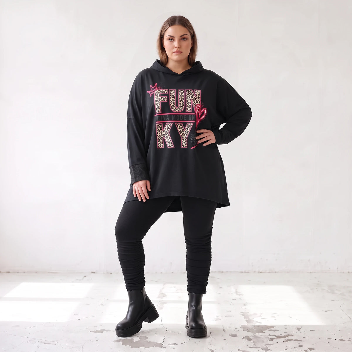 Schwarzer Kapuzenpulli mit Leo Print aus softem French Terry mit Kapuze Seitentaschen
