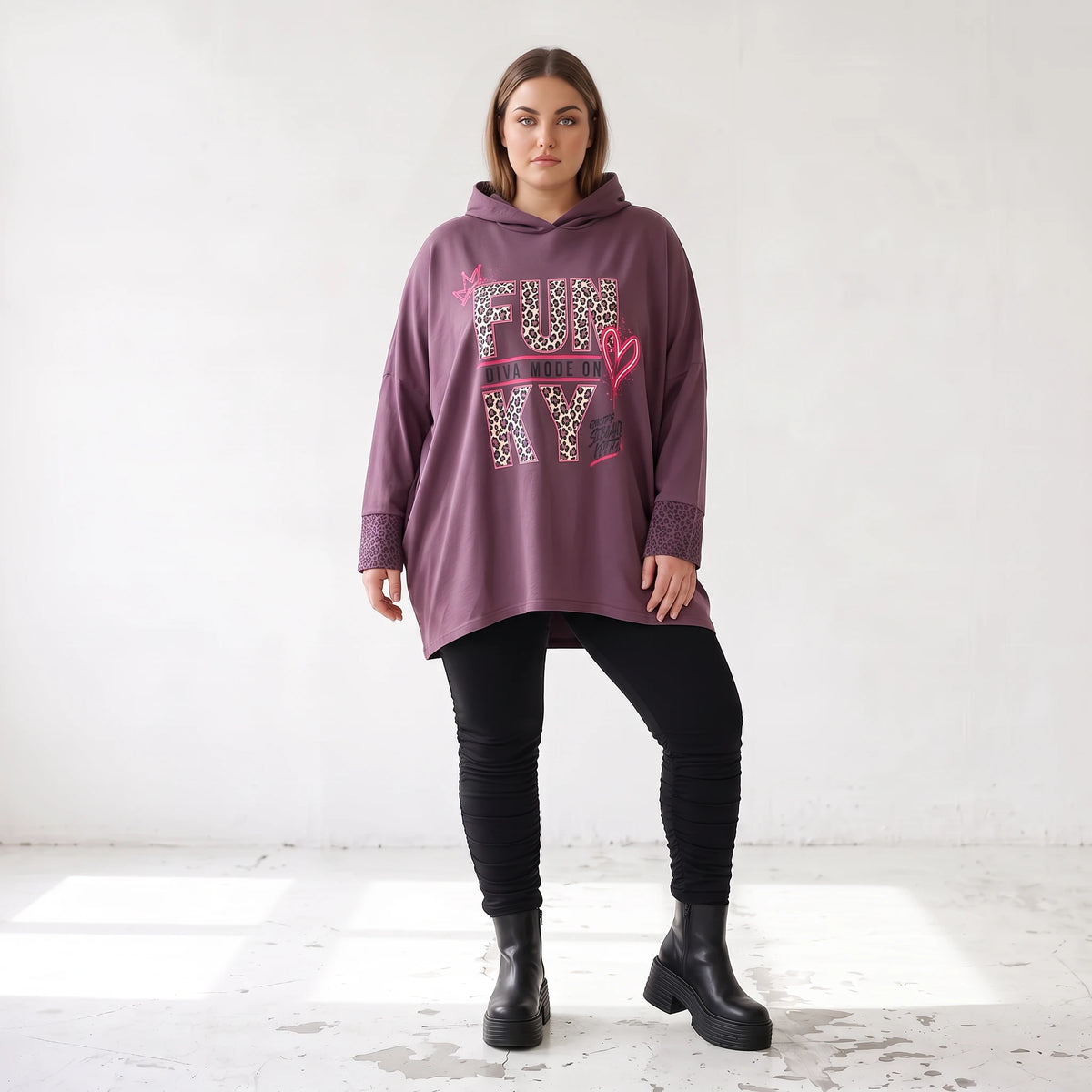 Fliederner Kapuzenpullover mit Leoprint aus French Terry mit Stretch und Seitentaschen