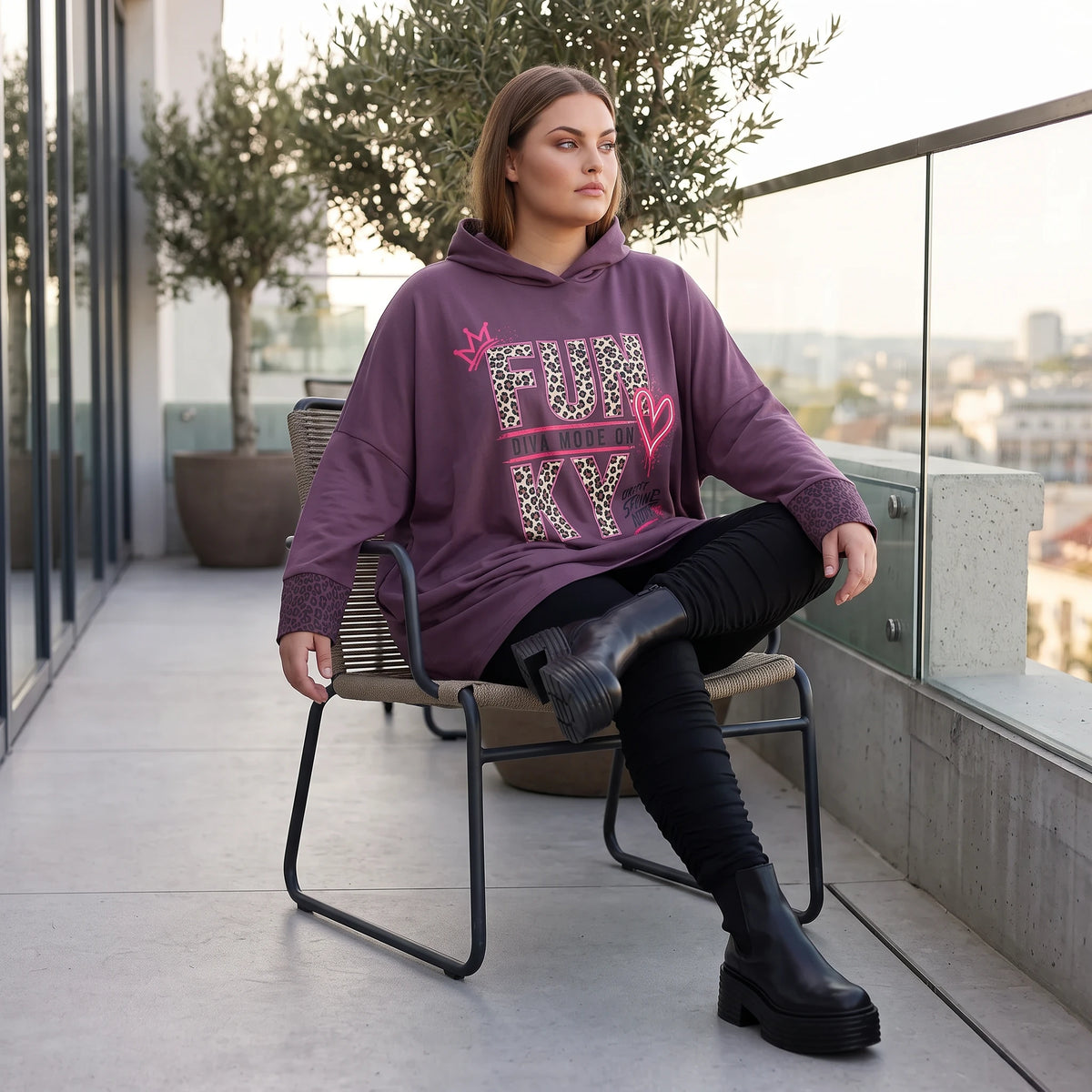 Fliederner Kapuzenpullover mit Leoprint aus French Terry mit Stretch und Seitentaschen