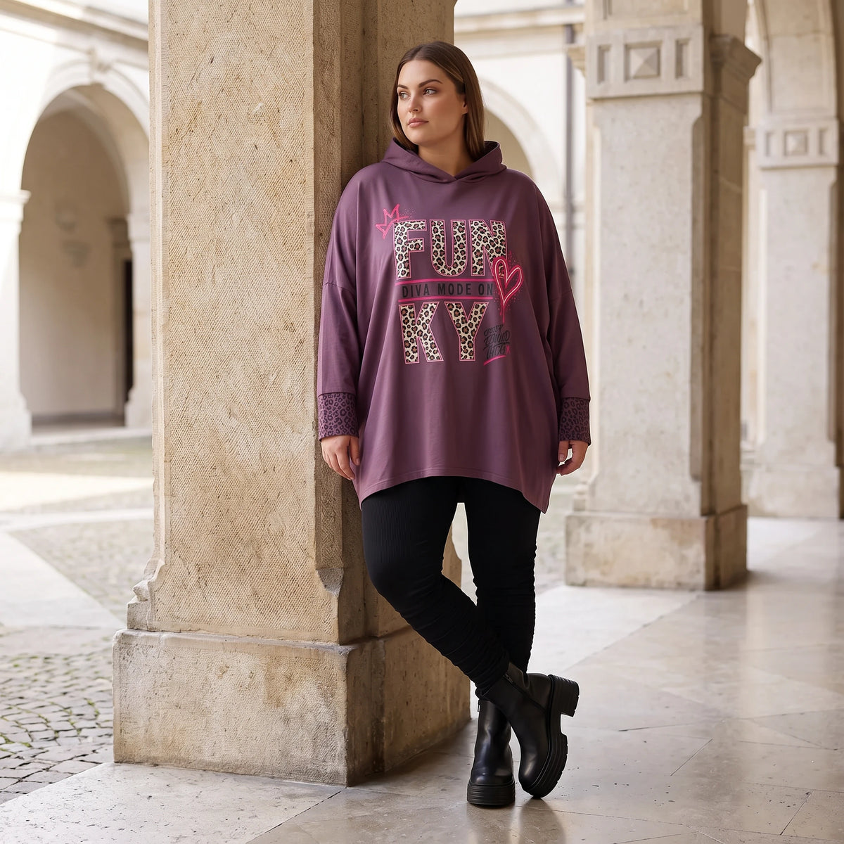 Fliederner Kapuzenpullover mit Leoprint aus French Terry mit Stretch und Seitentaschen