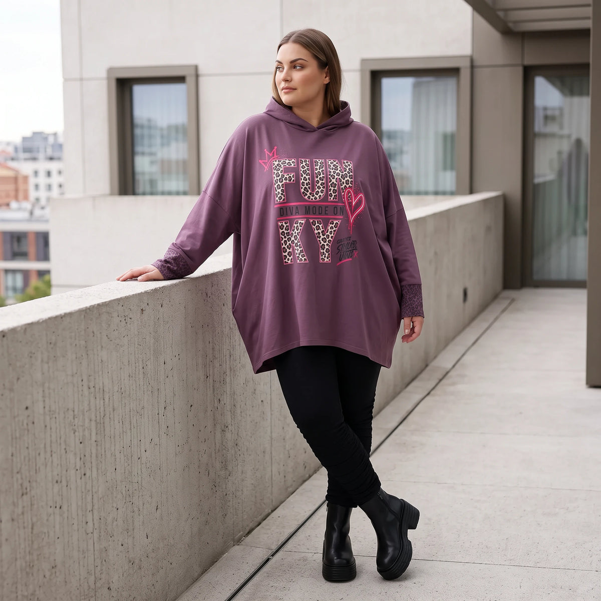 Fliederner Kapuzenpullover mit Leoprint aus French Terry mit Stretch und Seitentaschen