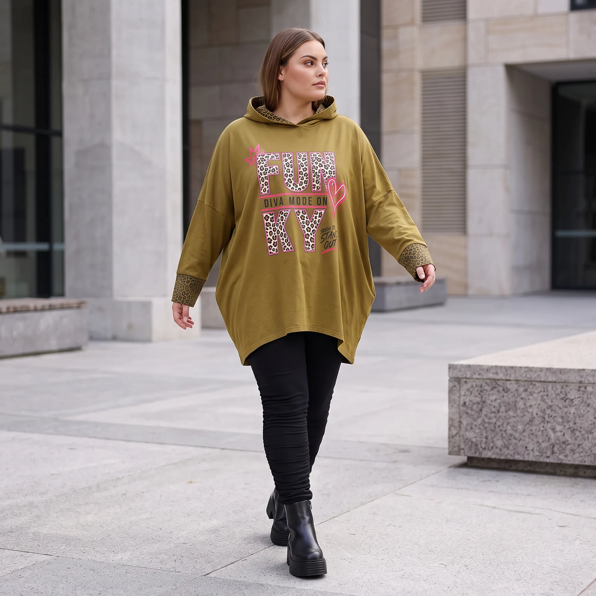 Kapuzensweatshirt in Camel mit Leoprint aus French Terry in gerader Form länger hinten