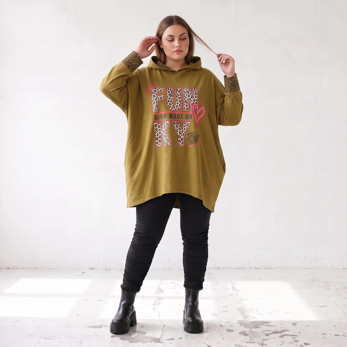 Kapuzensweatshirt in Camel mit Leoprint aus French Terry in gerader Form länger hinten