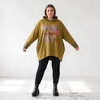 Kapuzensweatshirt in Camel mit Leoprint aus French Terry in gerader Form länger hinten
