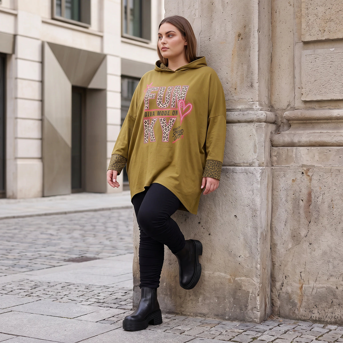 Kapuzensweatshirt in Camel mit Leoprint aus French Terry in gerader Form länger hinten