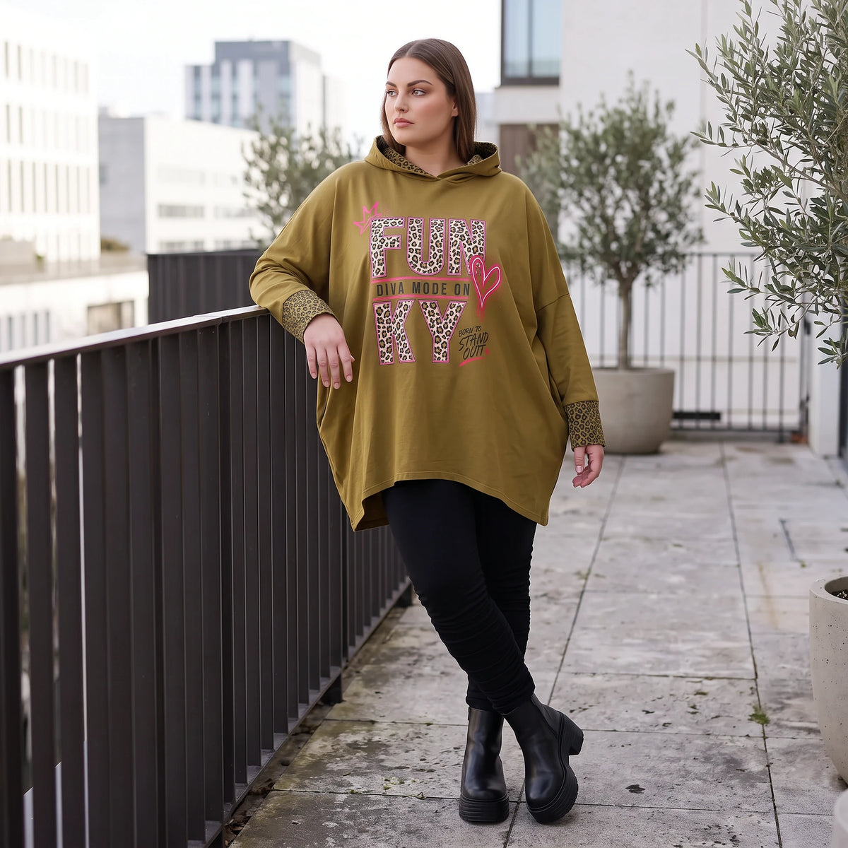 Kapuzensweatshirt in Camel mit Leoprint aus French Terry in gerader Form länger hinten