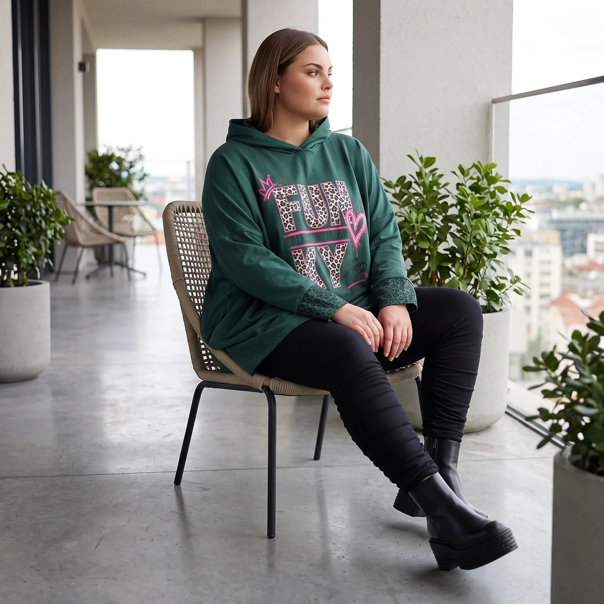 Grüner Leoprint Kapuzenpulli aus French Terry mit Seitentaschen und Vokuhila Effekt
