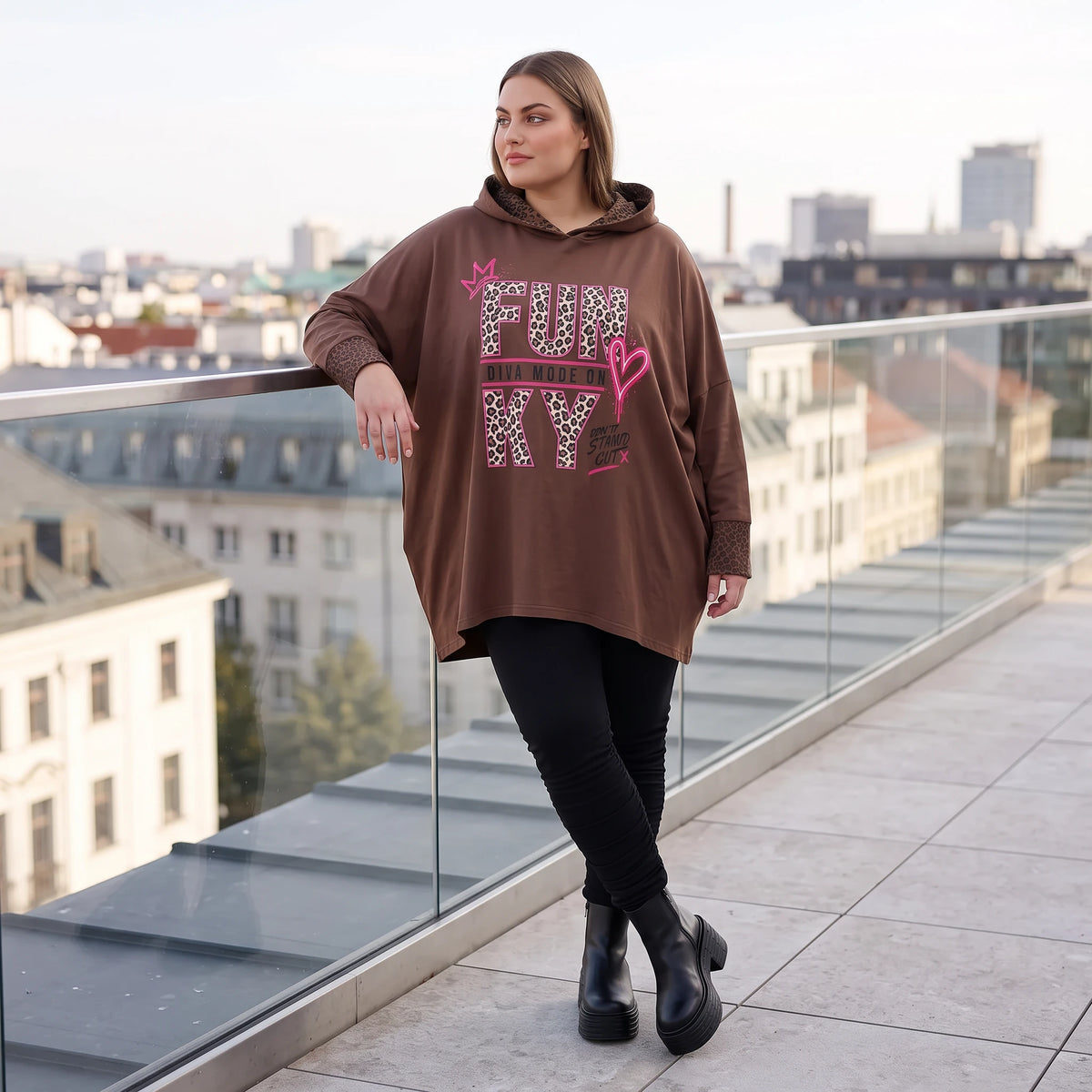 Brauner Kapuzenpulli aus French Terry mit Leomuster gerader Form und längerem Rücken