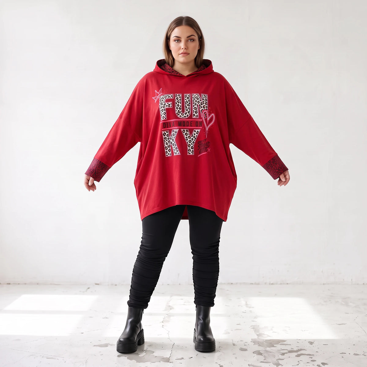 Roter Kapuzenpullover aus French Terry mit Leoprint Seitentaschen und Vokuhilasaum