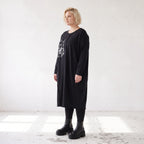 Kleid in OldBlack aus weichem French Terry in Ballonform mit Rundhalsausschnitt Langarm