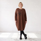 Ballonkleid in OldBrown aus weichem French Terry mit Faltennahtmuster und langen Ärmeln