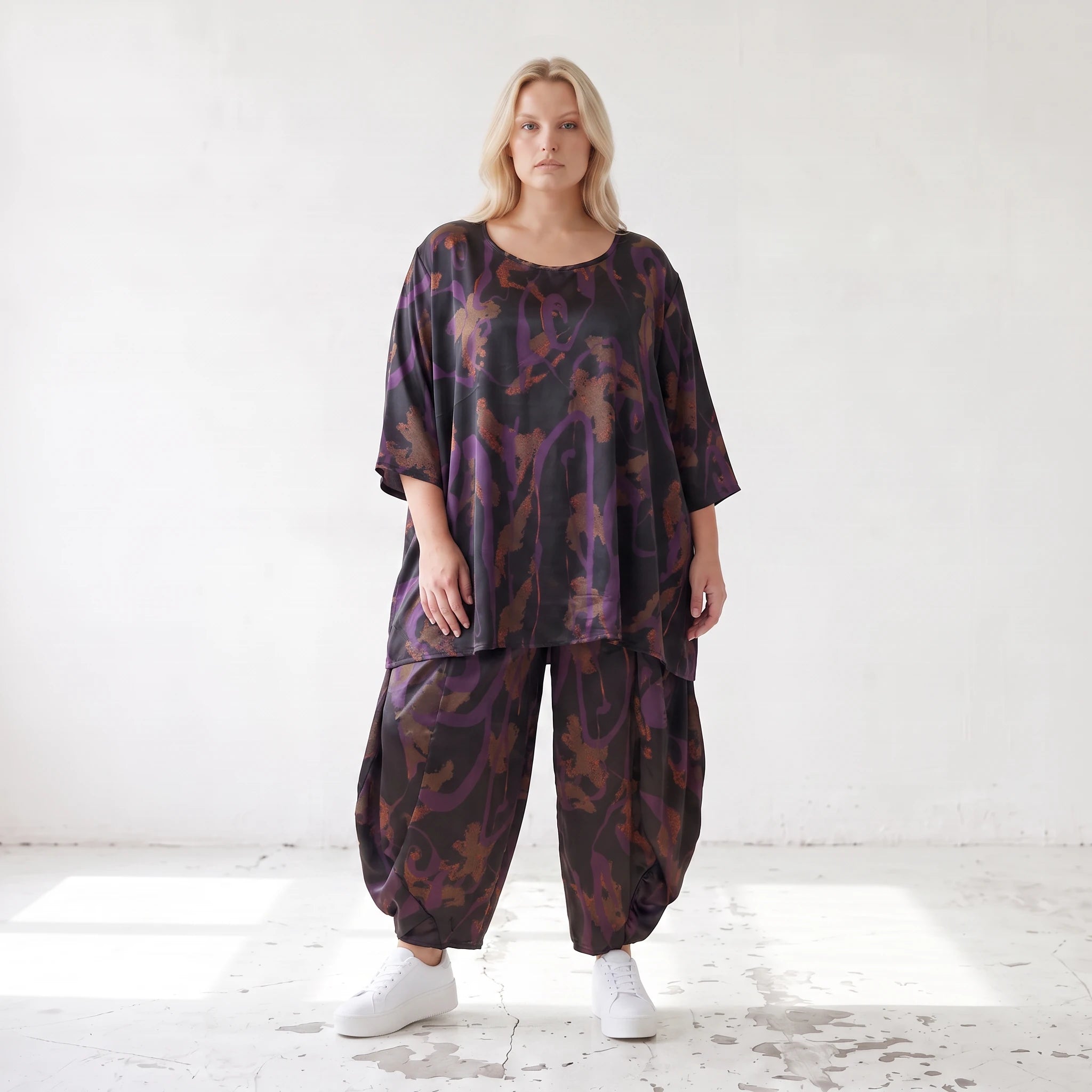 Bigshirt in A-Linie aus Satin mit Schwarz/Violett/Braun Print Rundhals und 7/8-Arm